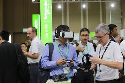 现场观众通过VR设备体验最新数字化解决方案