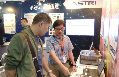 ASTRI’s technology expert (right) introduces the latest 4G/5G and smart city technologies to the visitor at the PT EXPO China 2017.