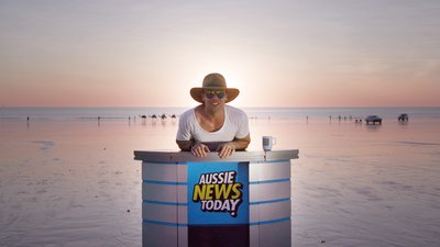 电视主持人Teigan Nash在昆士兰州圣灵群岛为Aussie News Today报导新闻