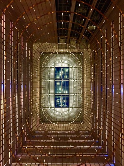 位于台南大员皇冠假日酒店在大堂代表丰收纳财的“48米挑高鱼篓天井装置艺术”