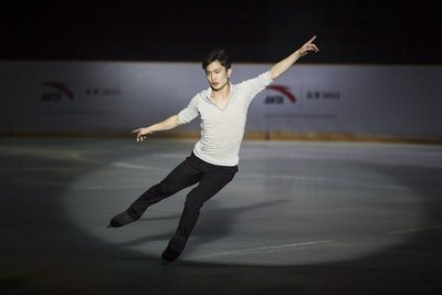 中国花样滑冰国家队男子单人滑表演 闫涵