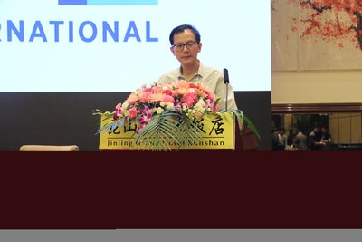 北京航空航天大学交通科学与工程学院院长邓伟文教授（代李德毅院士）为本次大会致开幕辞