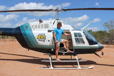 袋鼠队橄榄球联合会球星Nick Cummins（又名“蜜獾”(The Honey Badger)）在Aussie News Today直升机上报导北领地内陆的最新旅游新闻