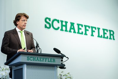 舍弗勒全球品牌推广正式开启：集团首席执行官克劳斯·罗森菲尔德先生在施韦因富特向员工说明“舍弗勒”企业品牌的重要意义。