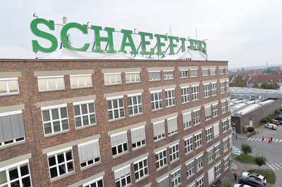 舍弗勒施韦因富特工厂23号楼的楼顶装饰了新的舍弗勒标识。