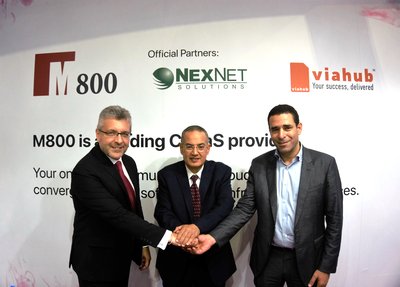 M800國際業務執行副總裁Dino Civitarese（左）、NexNet Solutions行政總裁Amer Salem（中）和Viahub行政總裁Ahmed Elkammar博士（右）簽署提供流動互聯網解決方案的策略聯盟合作協議