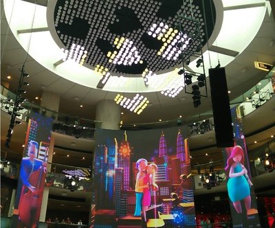 SkySymphony – A scene from the story of Urban Symphony with giant LED screens and the largest permanent winch installation with kinetic balls