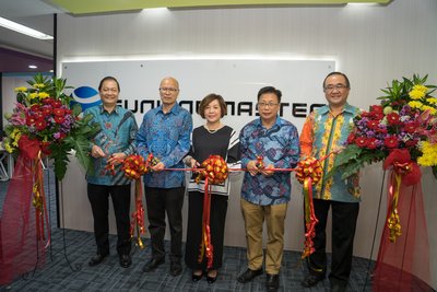 Ribbon cutting to inaugurate the opening of Sunline Master International office. From the left: Eddy Anthony, Jameson Li, Avy Lim, Tjen Sit Fong and Welianto Halim.