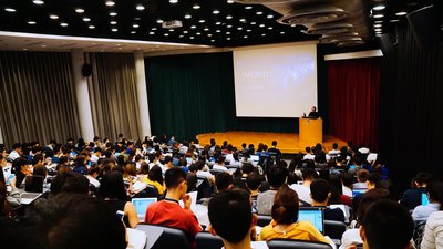 300名近い香港大学の学生が韦傑による講演に出席