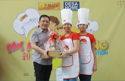 Mr. Vincent Chui, Regional Marketing Director of Lee Kum Kee Malaysia presents prizes to the winners of Round 1