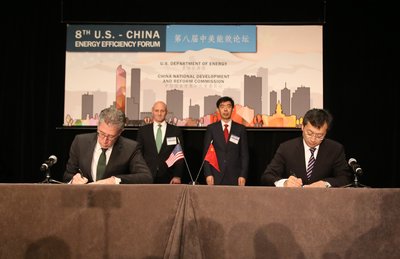 Foton Motor and Cummins signing the Memorandum of Green Power and Smart Truck Cooperation Development Project at the 8TH U.S. -- CHINA ENERGY EFFICIENCY FORUM