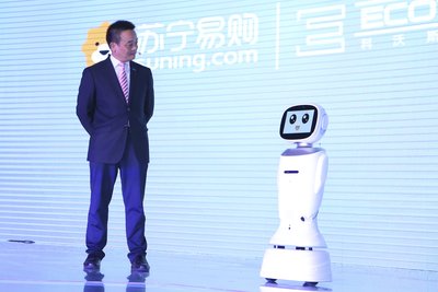 科沃斯机器人与苏宁易购总裁侯恩龙互动