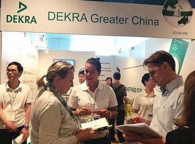 DEKRA專家現場給客戶講解DEKRA一站式無線連接檢測服務