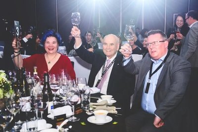 “饮”以为“澳”，2017澳大利亚葡萄酒管理局中国区年度奖项圆满落幕（左起依次为中国葡萄酒大师赵凤仪，澳大利亚酒评家James Halliday及澳大利亚葡萄酒管理局市场拓展部总经理Stuart Barclay）