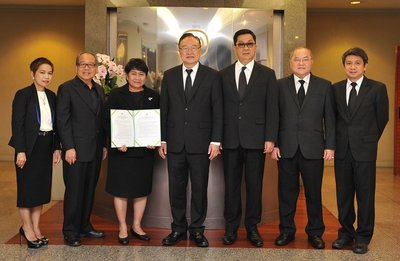 Adirek Sripratak (middle), Chairman of the Executive Committee of Charoen Pokphand Foods PLC (CPF), Sooksunt Jiumjaiswanglerg (3rd from right), CEO -- Agro Industrial Business and Co-President and Sukhawat Dansermsuk (2nd from right), CEO -- Food Business and Co-President CPF, jointly announce global policy on responsible antimicrobials use which is binding all business units in Thailand and elsewhere in the world, affirming its leading status as a global safe food producer