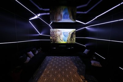 海信自主研发的光源技术能够为海信激光电视带来非凡的清晰画质，在任何房间中都能展现自然色彩和非凡亮度，并不局限于灯光受到控制的家庭影院室。