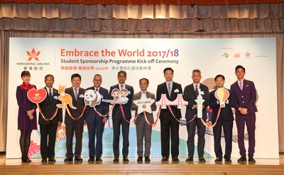 一眾主禮嘉賓主持香港航空「飛越雲端-擁抱世界」學生贊助計劃 2017/18啟動典禮。