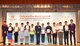 香港航空首席品牌官刘江先生 (右七) 颁发证书予“飞越云端-拥抱世界”学生赞助计划2016/17年度十位杰出表现学生。