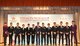 香港航空副主席鄧竟成先生（右七）與十位見習機師培訓計劃學員合照。