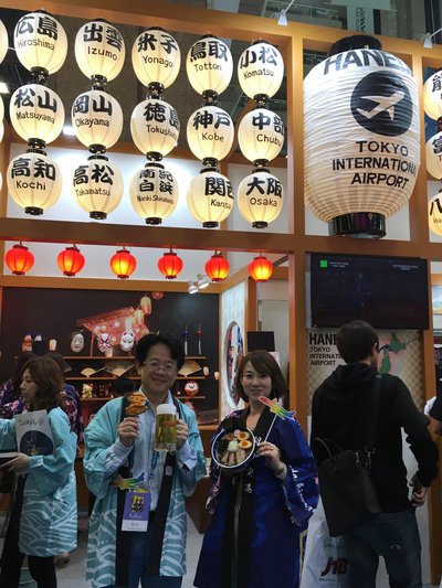 台北國際旅展。日本羽田機場的展台和機場職員平田先生（左）