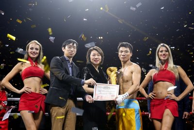 President and Executive Director, Wynn Resorts (Macau) S.A. is presenting the award to the winner of the game.