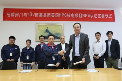 王龙骧先生（左）与张德法先生（右）代表双方正式签署项目合同