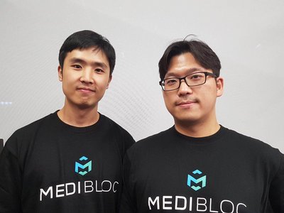 MediBloc联合创始人高玗均（左）、李恩率（右）