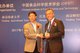 中国工程院院士孙宝国教授向李锦记酱料集团主席李惠中先生（右）颁奖