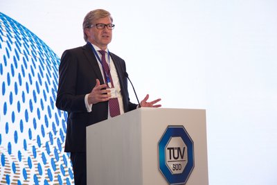 TUV南德管理委员会主席施特克芬教授致开幕词