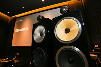 Bowers & Wilkins全新700系列扬声器（左），在获奖无数的CM系列（右）基础上推陈出新，带来更细腻的极致原音