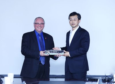 Foton Motor Group President Gong Yueqiong and TDG President & CEO Paul Doherty