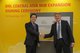 DHL Express今天宣布，將與香港機場管理局合作，擴建DHL中亞區樞紐中心， 投入約29億港元。DHL Express 行政總裁林經綸（Ken Allen，右）及香港機場管理局行政總裁林天福於位處香港國際機場的中亞區樞紐中心進行合作協議的簽署儀式。