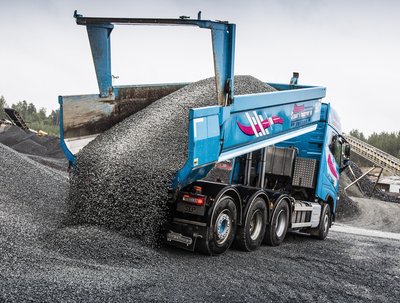 The dump body in the picture is made with Hardox® 500 Tuf in the bottom plate. It has transported over 40,000 metric tons of crushed rock during more than a year with very low wear. Measuring the thickness at the end section of the 6 mm bottom plate showed an average wear of only 5%.