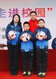 阿迪达斯向西安高新六小捐赠足球，右二为阿迪达斯中国区政府事务副总裁王若海，左一为高新六小校长马惠玲