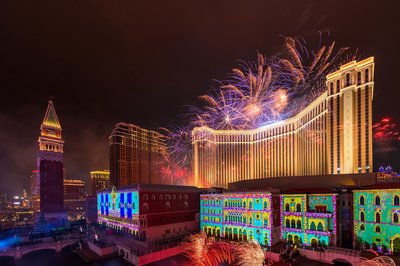 周一举行的澳门威尼斯人十周年庆典上，酒店外墙3D光效投射汇演，上空熣灿烟花亮丽绽放。