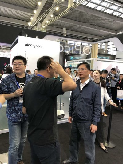 深圳市委常委杨洪详细了解Pico Neo VR一体机