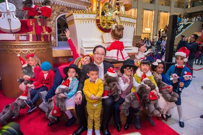 Mr. Raymond Chow, Executive Director of Hongkong Land, and the characters from the amazing displays set across LANDMARK’s four buildings.