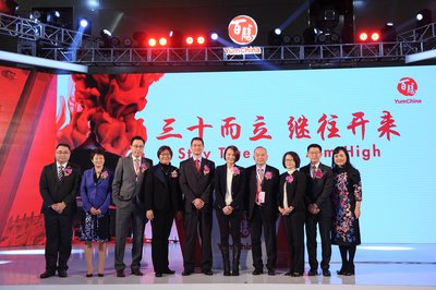 百胜中国领导团队代表在庆典现场一起庆祝百胜中国在华运营30周年