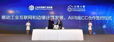 邊緣計算產業聯盟（ECC）理事長於海斌（左）與工業互聯網產業聯盟（AII）秘書長余曉暉（右）簽署戰略合作協議