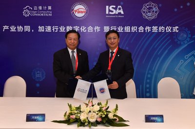 Walter Fang (left), ECC Vice Chairman, and Qiu Xiangdong (right), TIAA Vice President, sign the strategic cooperation agreement