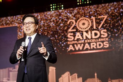 金沙中国有限公司总裁王英伟博士于第五届金沙卓越供货商颁奖礼上向一众供货商代表致辞。