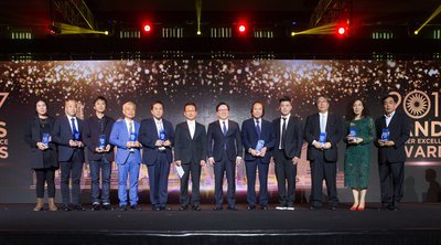Dr. Wilfred Wong (sixth from right), president of Sands China Ltd., and Jaehong Choi (sixth from left), vice president of procurement and supply chain for Venetian Macau Limited, presented awards to the representatives of seven outstanding companies at the fifth Sands Supplier Excellence Awards Wednesday at The Venetian Macao.