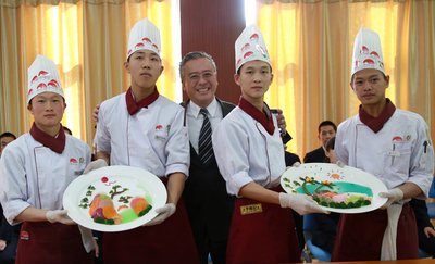 李锦记酱料集团主席李惠中先生（中）看望在北京就读的希望厨师