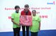 安利志愿者和阳光之家智障人士代表向国际特殊奥林匹克全球青少年项目高级总监Soren Palumbo赠送油画作品