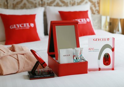在湾仔帝盛酒店的GLYCEL套房内放松，并在GLYCEL美容沙龙享受价值超过3500港元的世界级美容护理