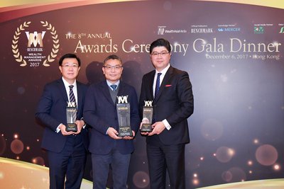 Fang Lin, Chairman of FTLife (center), Lennard Yong, Regional CEO (right) and Gerard Yang, CAO & CFO received the awards.