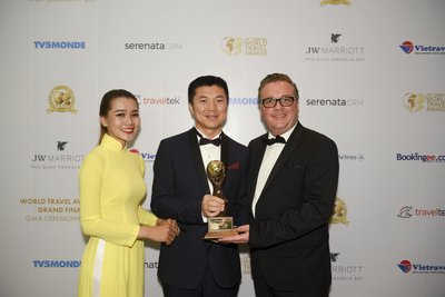 Xu Lidong, President of Deer Jet with Chris Frost, President of the Worlds Travel Awards