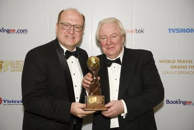 Mr. Alexander O. Wassermann (left), General Manager of InterContinental Grand Stanford Hong Kong, together with Mr. Graham Cooke(right), President & Founder of World Travel Awards