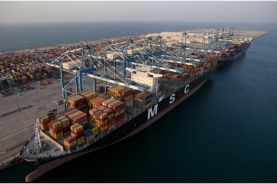 位于阿联酋阿布扎比的哈利法港是全球增速最快的集装箱港口之一