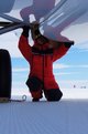 金鹿公务机组人员在南极极地环境对公务机进行检修